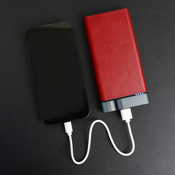 10000mAh धातु पावर बैंक चमड़े की फिनिश पेटेंट डिजाइन लाइटर प्रकार