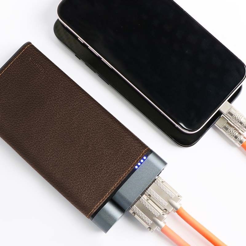 10000mAh पावर बैंक धातु शेल चमड़े की समाप्ति 2pcs यूएसबी-ए 1pc प्रकार-सी पोर्ट